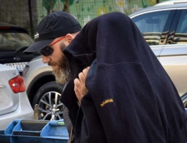 Τον πιάσαν οι ντροπές: «Κουκουλωμένος» εμφανίστηκε ο καθηγητής των ΤΕΙ Σερρών στα δικαστήρια (φωτο)